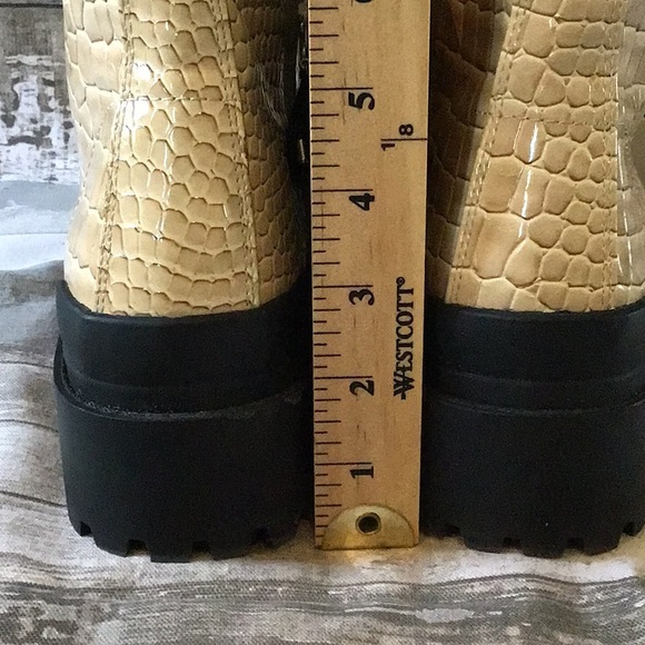 Women's Urban Outfitters Lace-Up Boots Size 7 - Picture 4 of 10